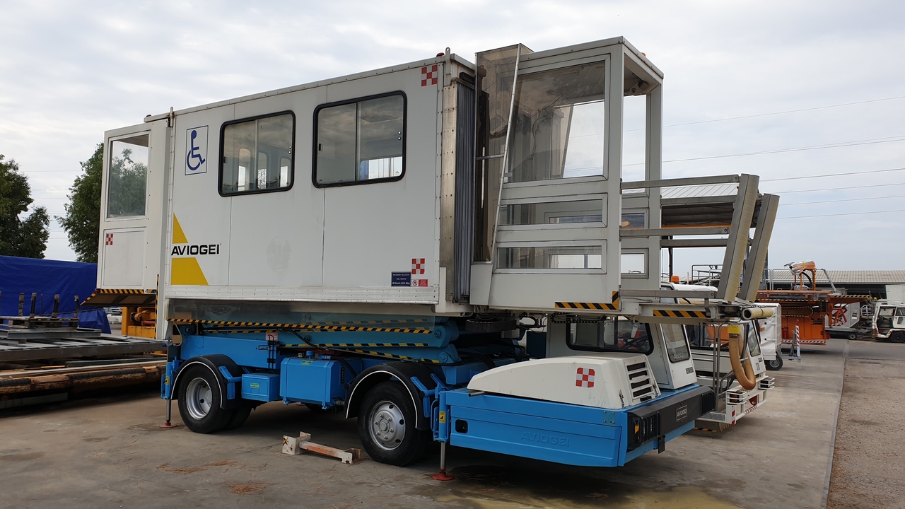 AVIOGEI Ambulift E747 (Half Cab) - Ambulift-Fahrzeug: das Bild 1 AVIOGEI Ambulift E747 (Half Cab) - Ambulift-Fahrzeug: das Bild 1