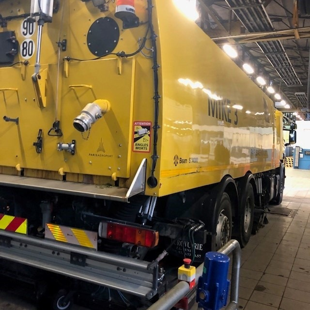 Runway Sweeper Johnston-Beam Scania P400 Model Beam S14000 - Kehrmaschine: das Bild 2 Runway Sweeper Johnston-Beam Scania P400 Model Beam S14000 - Kehrmaschine: das Bild 2