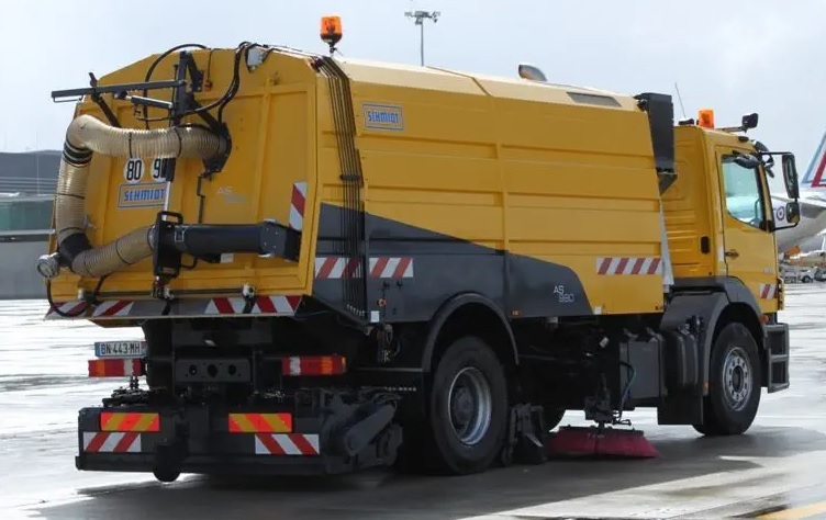 Runway Sweeper Schmidt AS990 - Kehrmaschine: das Bild 2 Runway Sweeper Schmidt AS990 - Kehrmaschine: das Bild 2