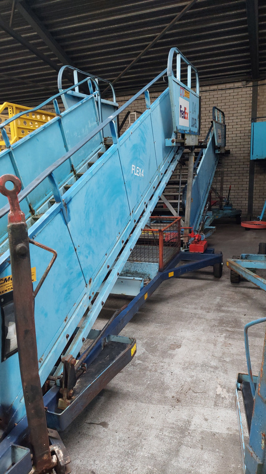 Passenger Stairs SACO 2-2.80 - Passagiertreppe: das Bild 4 Passenger Stairs SACO 2-2.80 - Passagiertreppe: das Bild 4