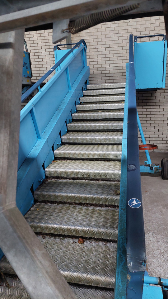 Passenger Stairs SACO 2-2.80 - Passagiertreppe: das Bild 2 Passenger Stairs SACO 2-2.80 - Passagiertreppe: das Bild 2