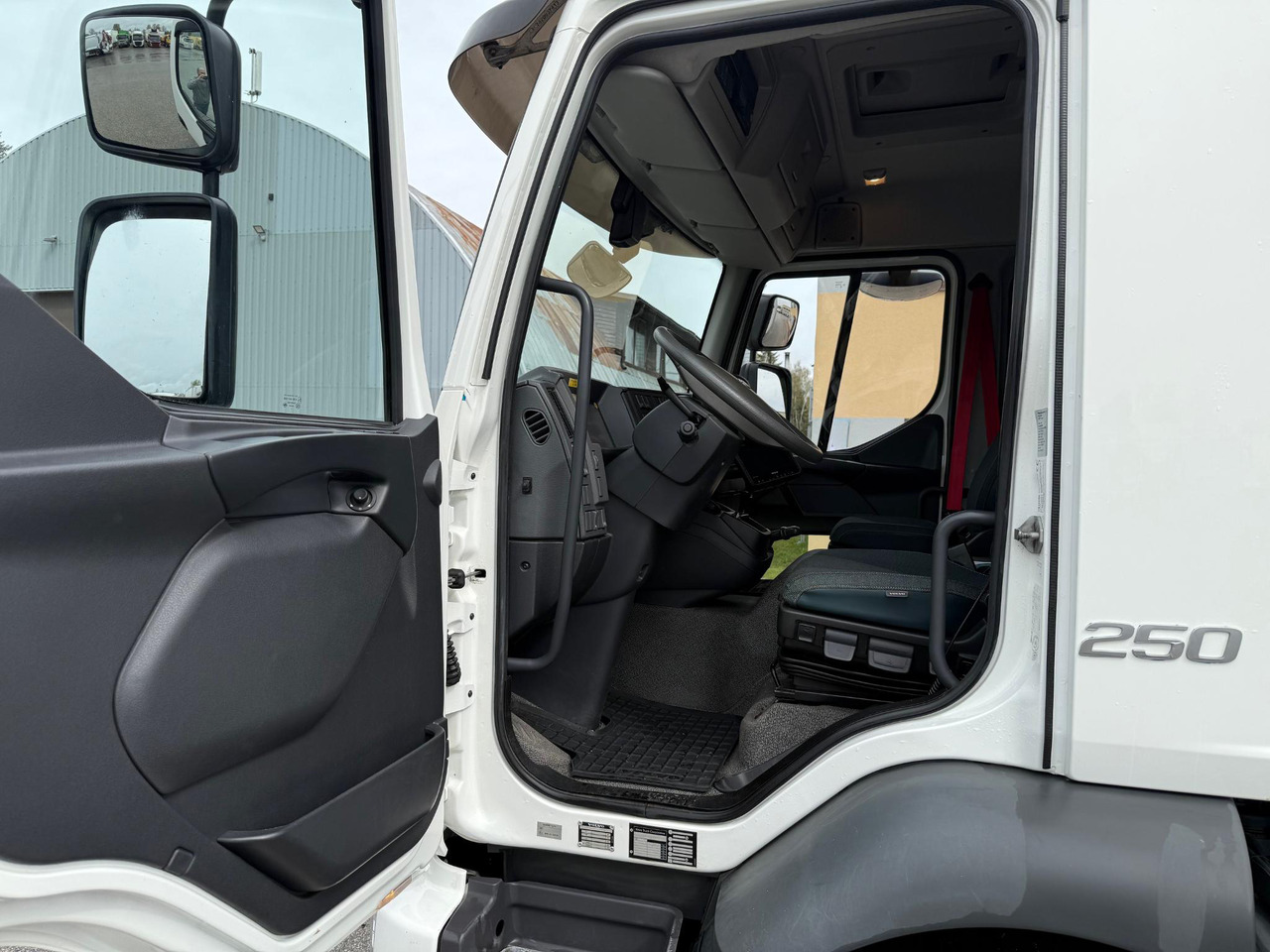 VOLVO FL250 - Koffer LKW: das Bild 4 VOLVO FL250 - Koffer LKW: das Bild 4