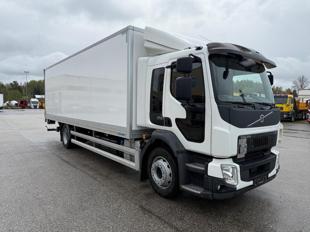 VOLVO FL250 - Koffer LKW: das Bild 1 VOLVO FL250 - Koffer LKW: das Bild 1