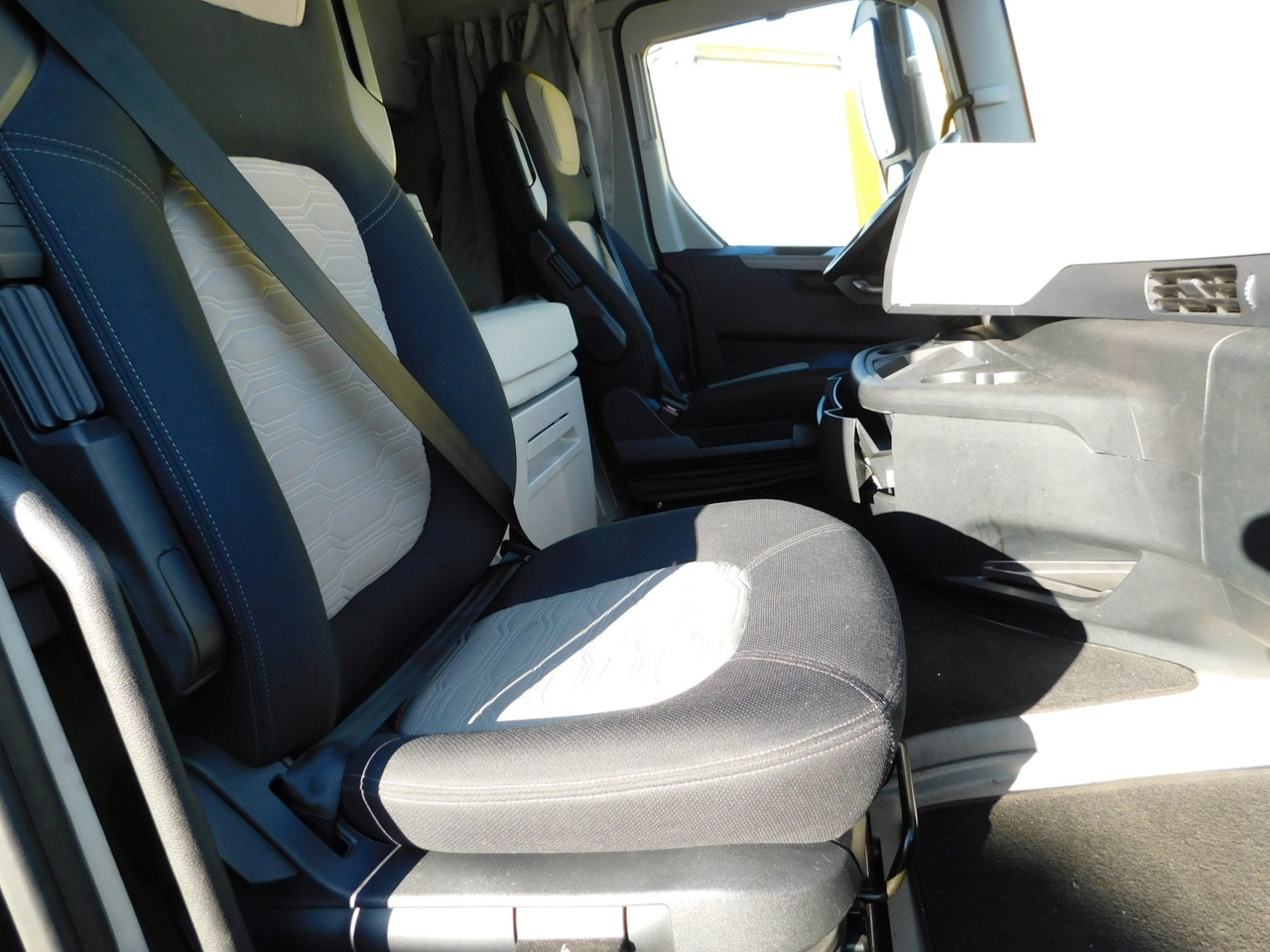 Ford F max ll 4x2 scab e6 eco 16spdamt ecotorq - Sattelzugmaschine: das Bild 5 Ford F max ll 4x2 scab e6 eco 16spdamt ecotorq - Sattelzugmaschine: das Bild 5