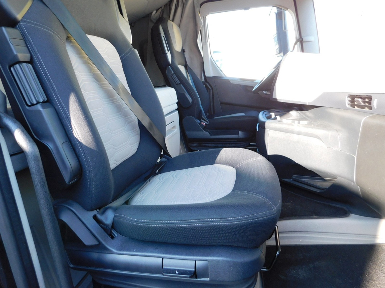 Ford F max ll 4x2 scab e6 eco 16spdamt ecotorq - Sattelzugmaschine: das Bild 5 Ford F max ll 4x2 scab e6 eco 16spdamt ecotorq - Sattelzugmaschine: das Bild 5