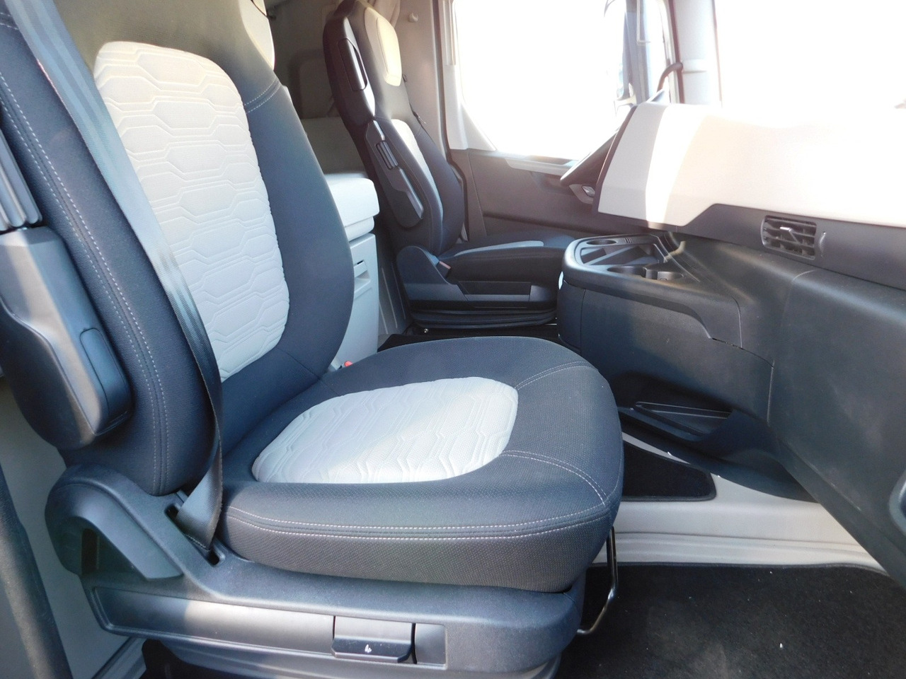 Ford F max ll 4x2 scab e6 eco 16spdamt ecotorq - Sattelzugmaschine: das Bild 5 Ford F max ll 4x2 scab e6 eco 16spdamt ecotorq - Sattelzugmaschine: das Bild 5