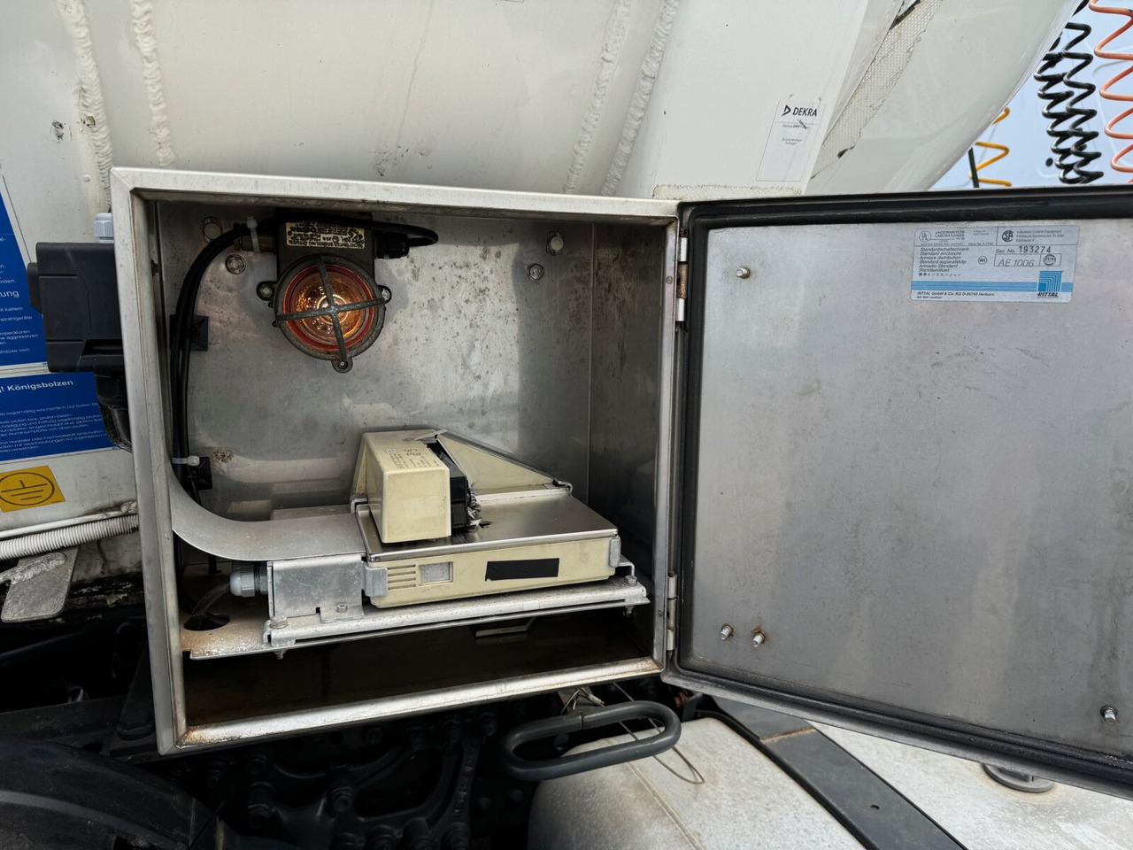 Feldbinder TSA 44.3-4 TSA 44.3-4, Tankauflieger, 4 Kammern, 43300l - Tankauflieger: das Bild 5 Feldbinder TSA 44.3-4 TSA 44.3-4, Tankauflieger, 4 Kammern, 43300l - Tankauflieger: das Bild 5