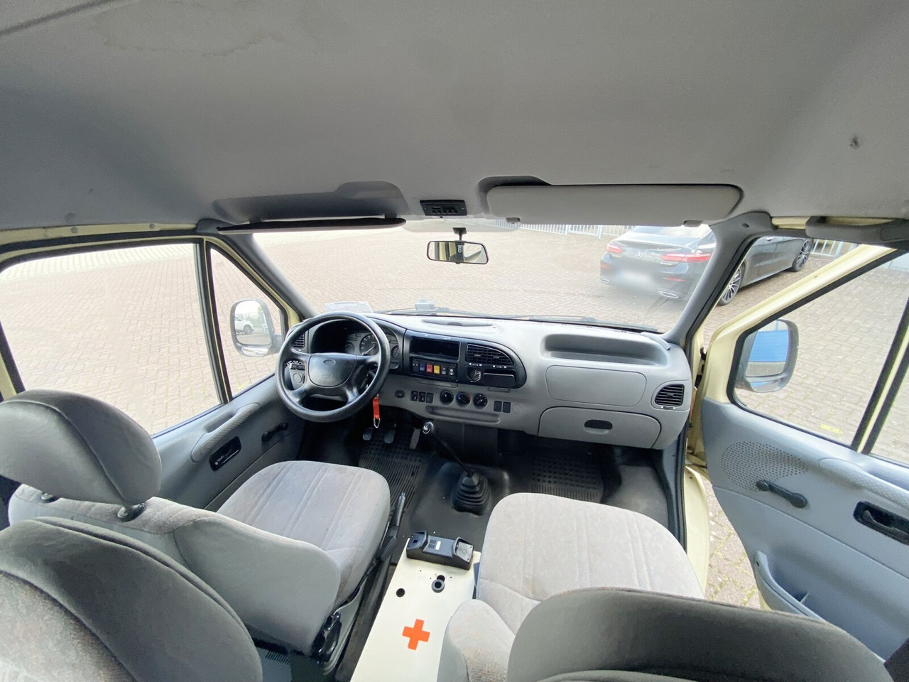 Ford Transit 2.5 4x2 Transit 2.5 4x2, Personentransporter, 8 Sitze - Kleinbus, Personentransporter: das Bild 5 Ford Transit 2.5 4x2 Transit 2.5 4x2, Personentransporter, 8 Sitze - Kleinbus, Personentransporter: das Bild 5