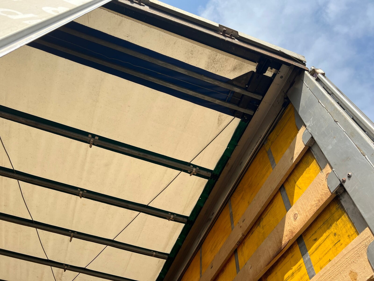 Planenauflieger Krone SDP 27 eLCUQ-CS SDP 27 eLCUQ-CS, Coilmulde, Edscha-Verdeck, Hubdach, ca. 93m³: das Bild 15 Planenauflieger Krone SDP 27 eLCUQ-CS SDP 27 eLCUQ-CS, Coilmulde, Edscha-Verdeck, Hubdach, ca. 93m³: das Bild 15