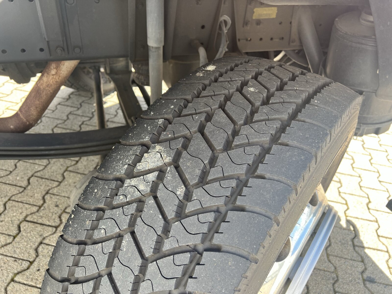 MAN 25/18.284 6x2-4 LL 25/18.284 6x2-4 LL,Kran HMF 1113 K3, Funk, Retarder - Abrollkipper, Autokran: das Bild 2 MAN 25/18.284 6x2-4 LL 25/18.284 6x2-4 LL,Kran HMF 1113 K3, Funk, Retarder - Abrollkipper, Autokran: das Bild 2