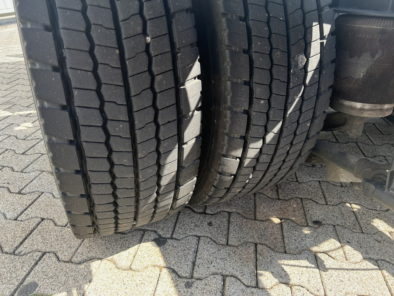 MAN 25/18.284 6x2-4 LL 25/18.284 6x2-4 LL,Kran HMF 1113 K3, Funk, Retarder - Abrollkipper, Autokran: das Bild 3 MAN 25/18.284 6x2-4 LL 25/18.284 6x2-4 LL,Kran HMF 1113 K3, Funk, Retarder - Abrollkipper, Autokran: das Bild 3
