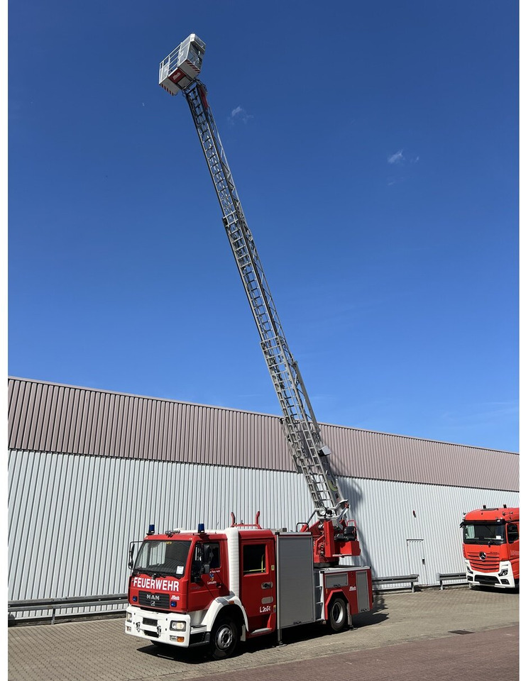 MAN LE 15.255 4x2 LLC Doka, Metz DLA-K 12/9 Drehleiter LE 15.255 4x2 LLC Doka, Metz DLA-K 12/9 Feuerwehr Drehleiter - Krankenwagen: das Bild 1 MAN LE 15.255 4x2 LLC Doka, Metz DLA-K 12/9 Drehleiter LE 15.255 4x2 LLC Doka, Metz DLA-K 12/9 Feuerwehr Drehleiter - Krankenwagen: das Bild 1