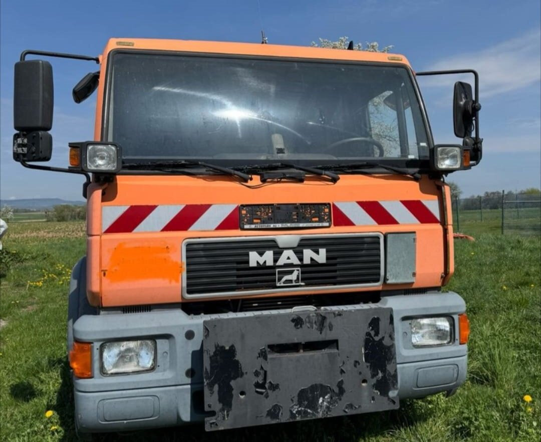 MAN LE 18.280 4x2 LL LE 18.280 4x2 LL, 6-Zylinder, Winterdienstausstattung - Abrollkipper: das Bild 2 MAN LE 18.280 4x2 LL LE 18.280 4x2 LL, 6-Zylinder, Winterdienstausstattung - Abrollkipper: das Bild 2
