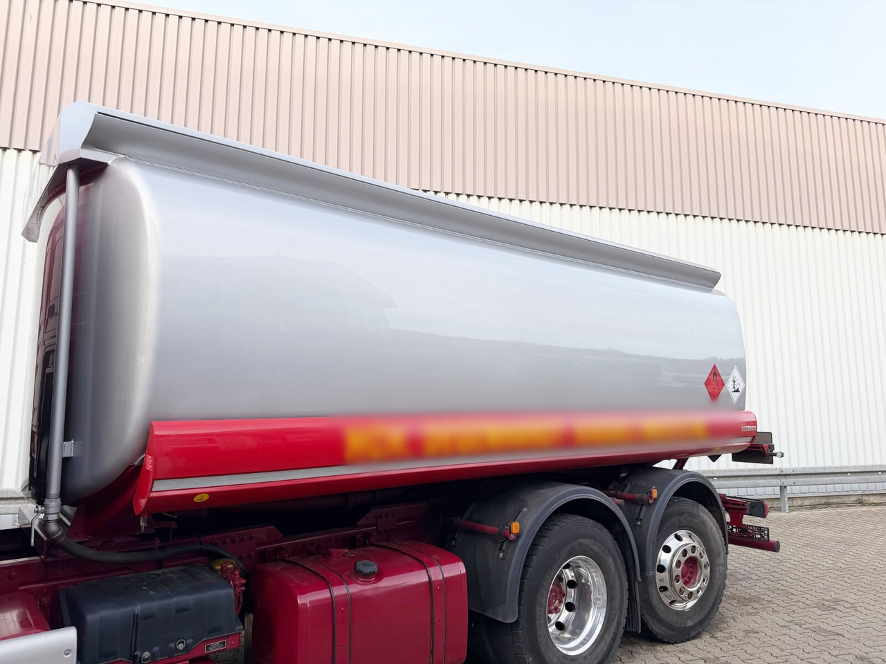 MAN TGS 26.400 6x2-4 LL TGS 26.400 6x2-4 LL, Lenk-/Lift, Navi, ADR, Esterer Tank ca. 19270l, 2 Kammern, Funk - Tankwagen: das Bild 3 MAN TGS 26.400 6x2-4 LL TGS 26.400 6x2-4 LL, Lenk-/Lift, Navi, ADR, Esterer Tank ca. 19270l, 2 Kammern, Funk - Tankwagen: das Bild 3