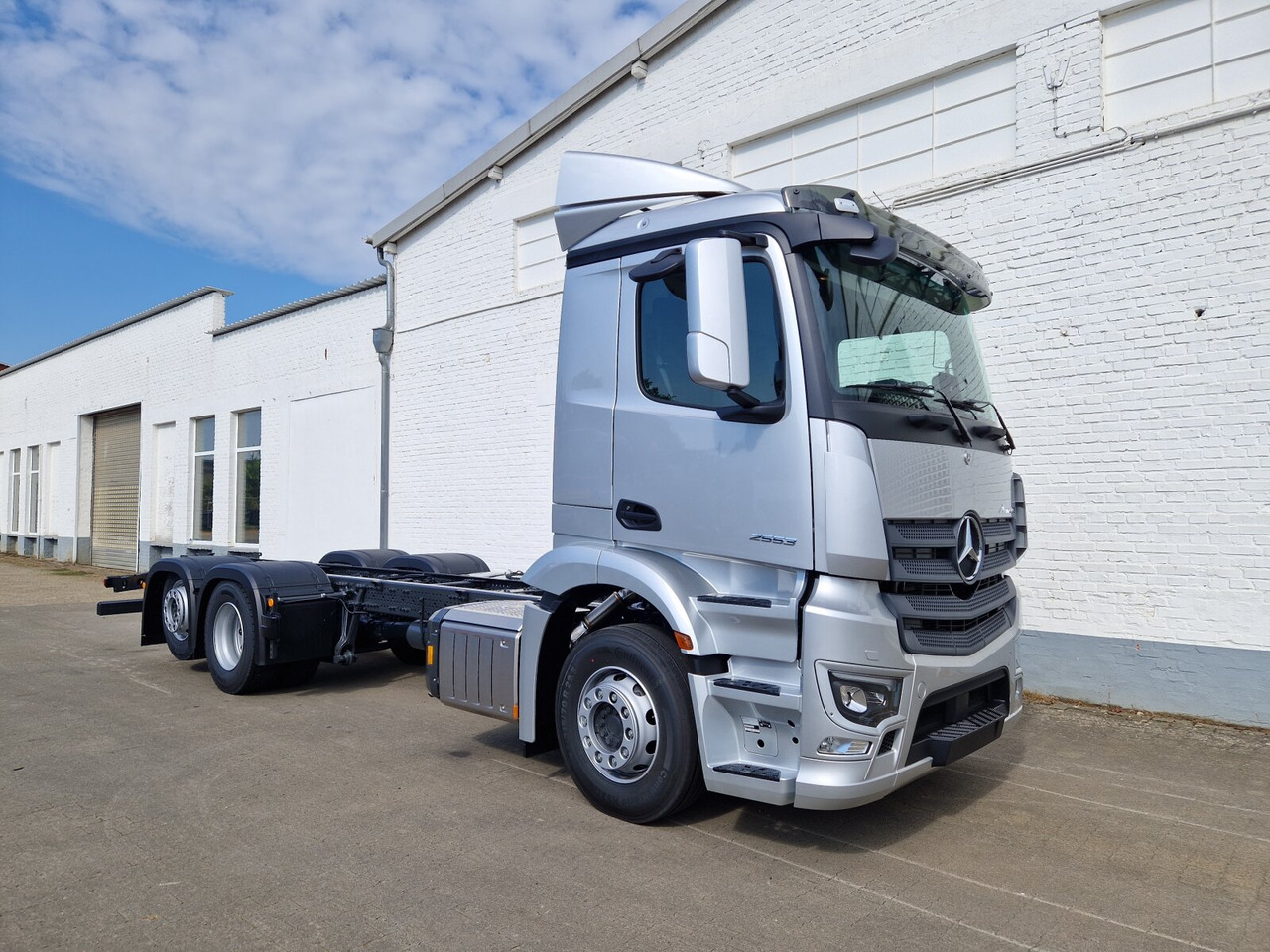 Mercedes-Benz Actros 2553 LL 6x2 Actros 2553 LL 6x2, Retarder, Liftachse, MultimediaCockpit, LED, Navi - Fahrgestell LKW: das Bild 1 Mercedes-Benz Actros 2553 LL 6x2 Actros 2553 LL 6x2, Retarder, Liftachse, MultimediaCockpit, LED, Navi - Fahrgestell LKW: das Bild 1