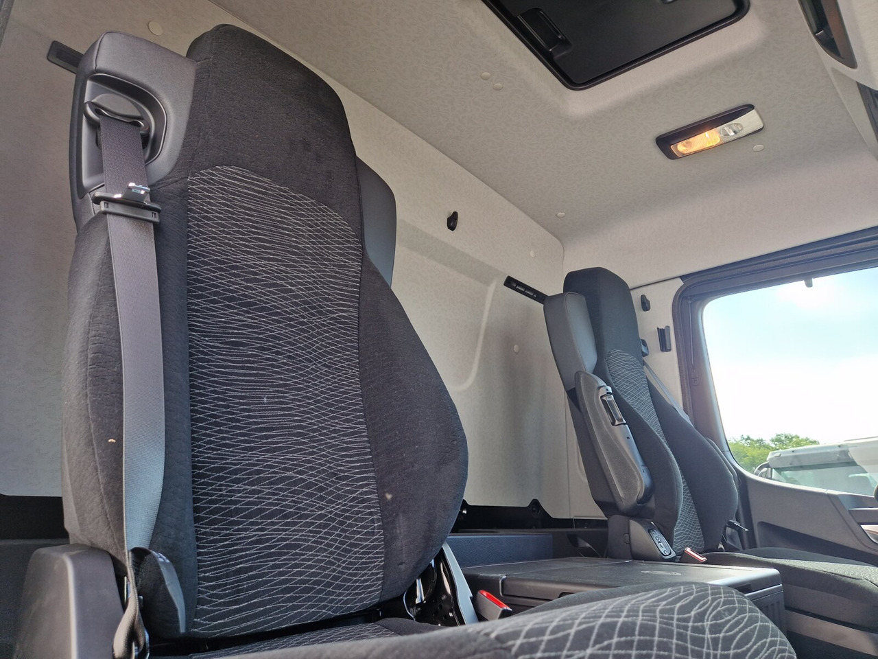 NEU: Fahrgestell LKW Mercedes-Benz Actros 2553 LL 6x2 Actros 2553 LL 6x2, Retarder, Liftachse, MultimediaCockpit, LED, Navi: das Bild 9