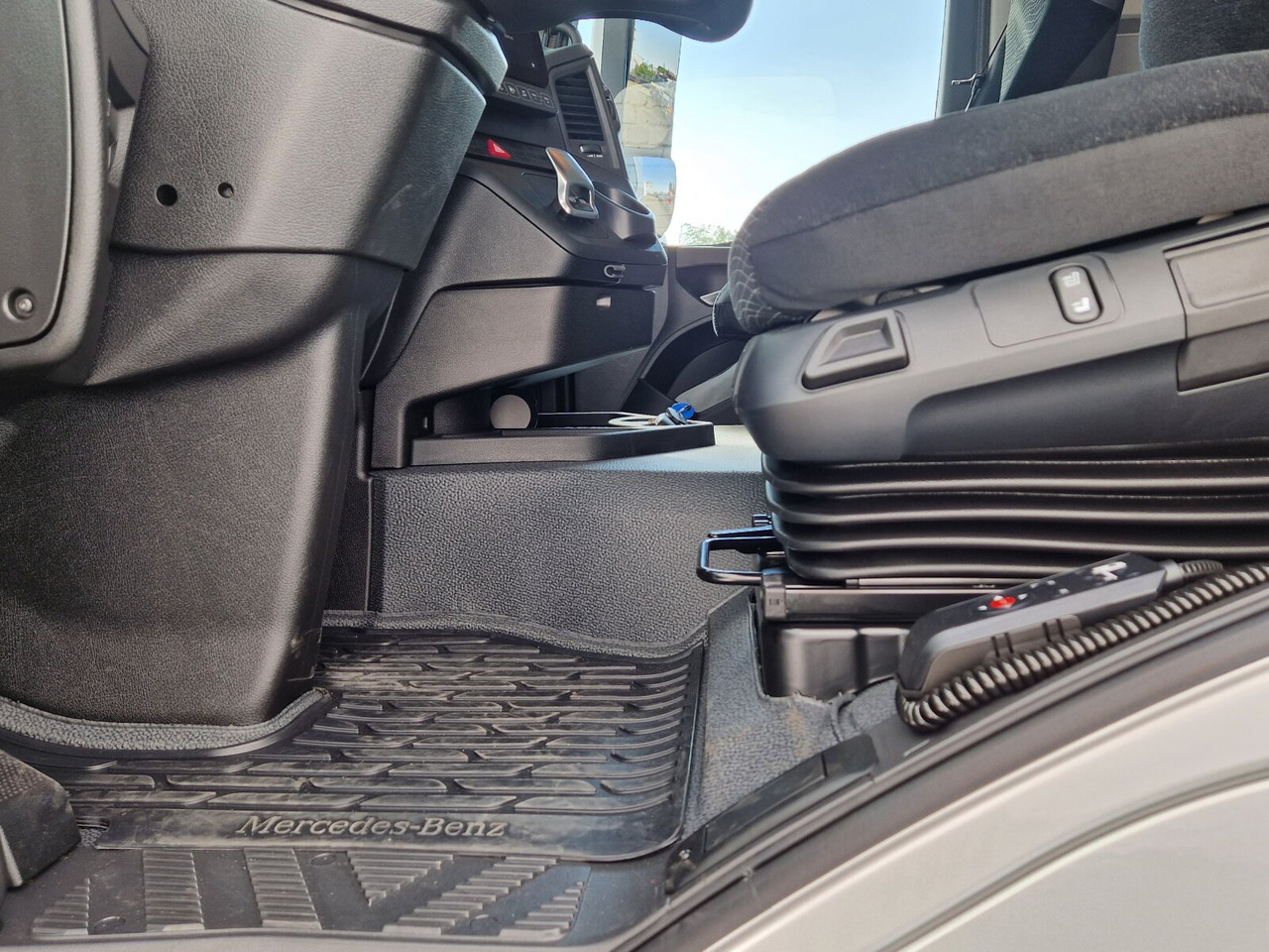 Mercedes-Benz Actros 2553 LL 6x2 Actros 2553 LL 6x2, Retarder, Liftachse, MultimediaCockpit, LED, Navi - Fahrgestell LKW: das Bild 2 Mercedes-Benz Actros 2553 LL 6x2 Actros 2553 LL 6x2, Retarder, Liftachse, MultimediaCockpit, LED, Navi - Fahrgestell LKW: das Bild 2