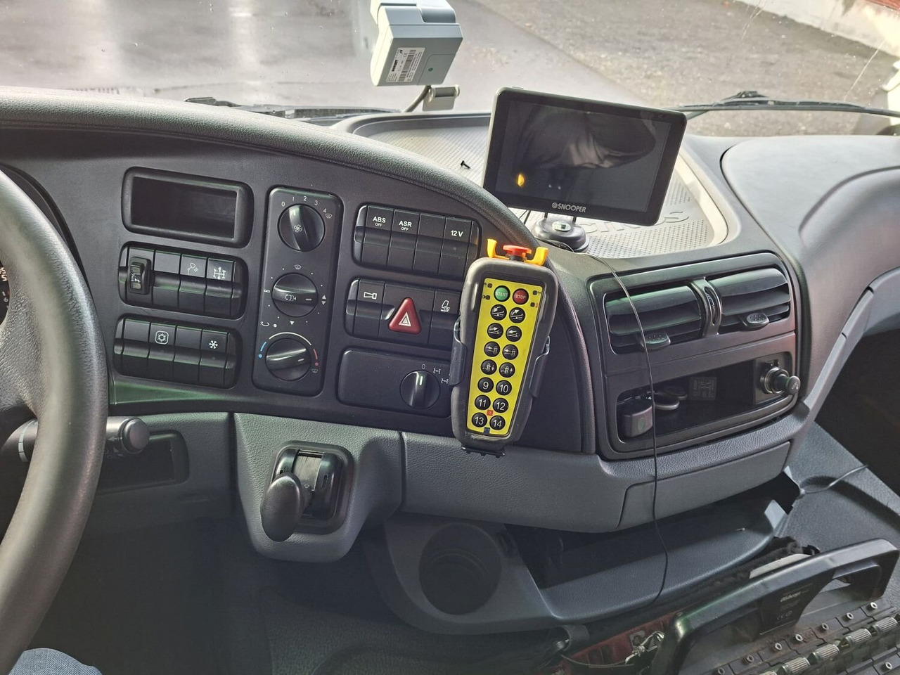 Mercedes-Benz Actros 4146 K 8x4/4 Actros 4146 K 8x4/4, Retarder, Kran Hiab XS 477 E-7 HiPro, Bj. 2010, Flyjib, Seilwinde, Funk - Abrollkipper, Autokran: das Bild 5 Mercedes-Benz Actros 4146 K 8x4/4 Actros 4146 K 8x4/4, Retarder, Kran Hiab XS 477 E-7 HiPro, Bj. 2010, Flyjib, Seilwinde, Funk - Abrollkipper, Autokran: das Bild 5