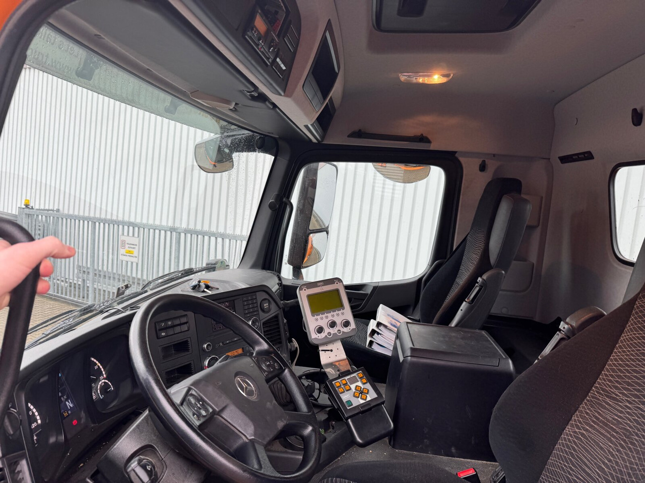 Mercedes-Benz Arocs 2036 AK 4x4 Arocs 2036 AK 4x4, Grounder, Motorabtrieb, Bordmatik, Winterdienstausstattung - Kipper: das Bild 4 Mercedes-Benz Arocs 2036 AK 4x4 Arocs 2036 AK 4x4, Grounder, Motorabtrieb, Bordmatik, Winterdienstausstattung - Kipper: das Bild 4