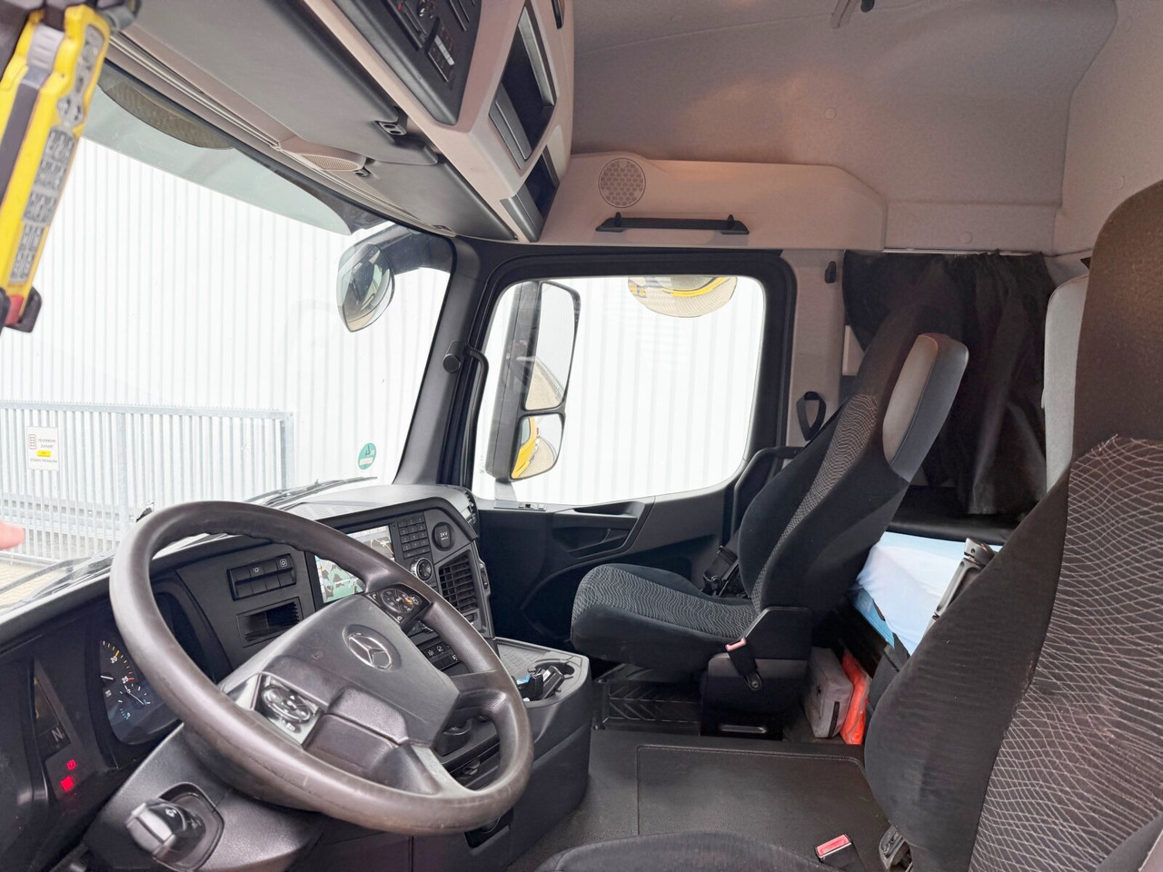 Mercedes-Benz Arocs 3245 LK 8x4/4 Arocs 3245 LK 8x4/4, Navi, Motorabtrieb, Meiller RK 30.67, Funk - Abrollkipper: das Bild 4 Mercedes-Benz Arocs 3245 LK 8x4/4 Arocs 3245 LK 8x4/4, Navi, Motorabtrieb, Meiller RK 30.67, Funk - Abrollkipper: das Bild 4
