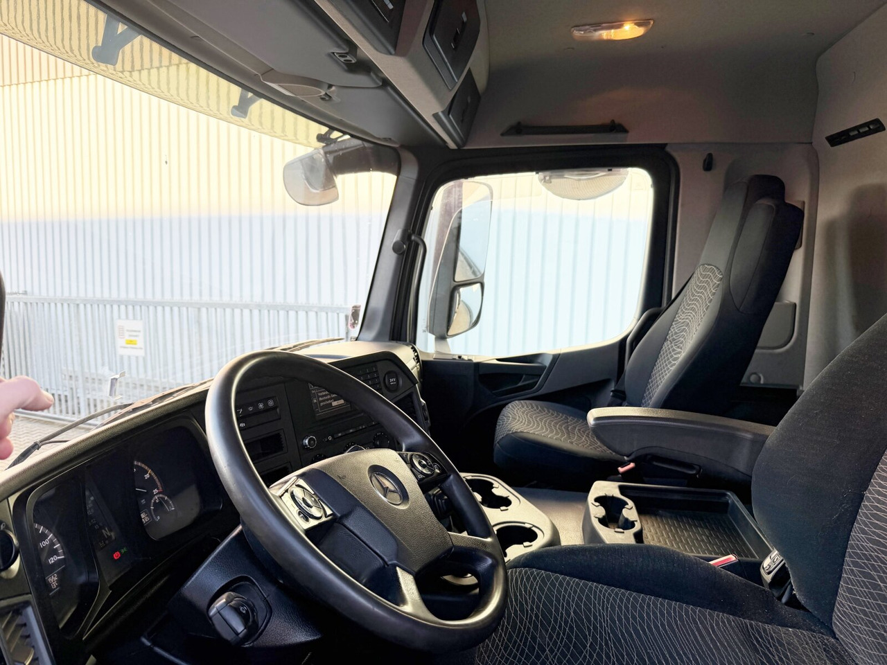 Mercedes-Benz Arocs 3351 AK 6x6 Arocs 3351 AK 6x6, Retarder, Grounder, Motorabtrieb, pneum. Heckklappenöffnung - Kipper: das Bild 4 Mercedes-Benz Arocs 3351 AK 6x6 Arocs 3351 AK 6x6, Retarder, Grounder, Motorabtrieb, pneum. Heckklappenöffnung - Kipper: das Bild 4