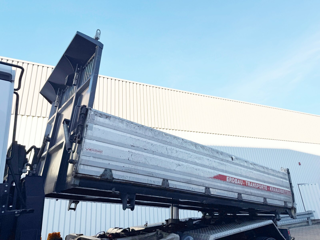 Mercedes-Benz Arocs 3351 AK 6x6 Arocs 3351 AK 6x6, Retarder, Grounder, Motorabtrieb, pneum. Heckklappenöffnung - Kipper: das Bild 2 Mercedes-Benz Arocs 3351 AK 6x6 Arocs 3351 AK 6x6, Retarder, Grounder, Motorabtrieb, pneum. Heckklappenöffnung - Kipper: das Bild 2