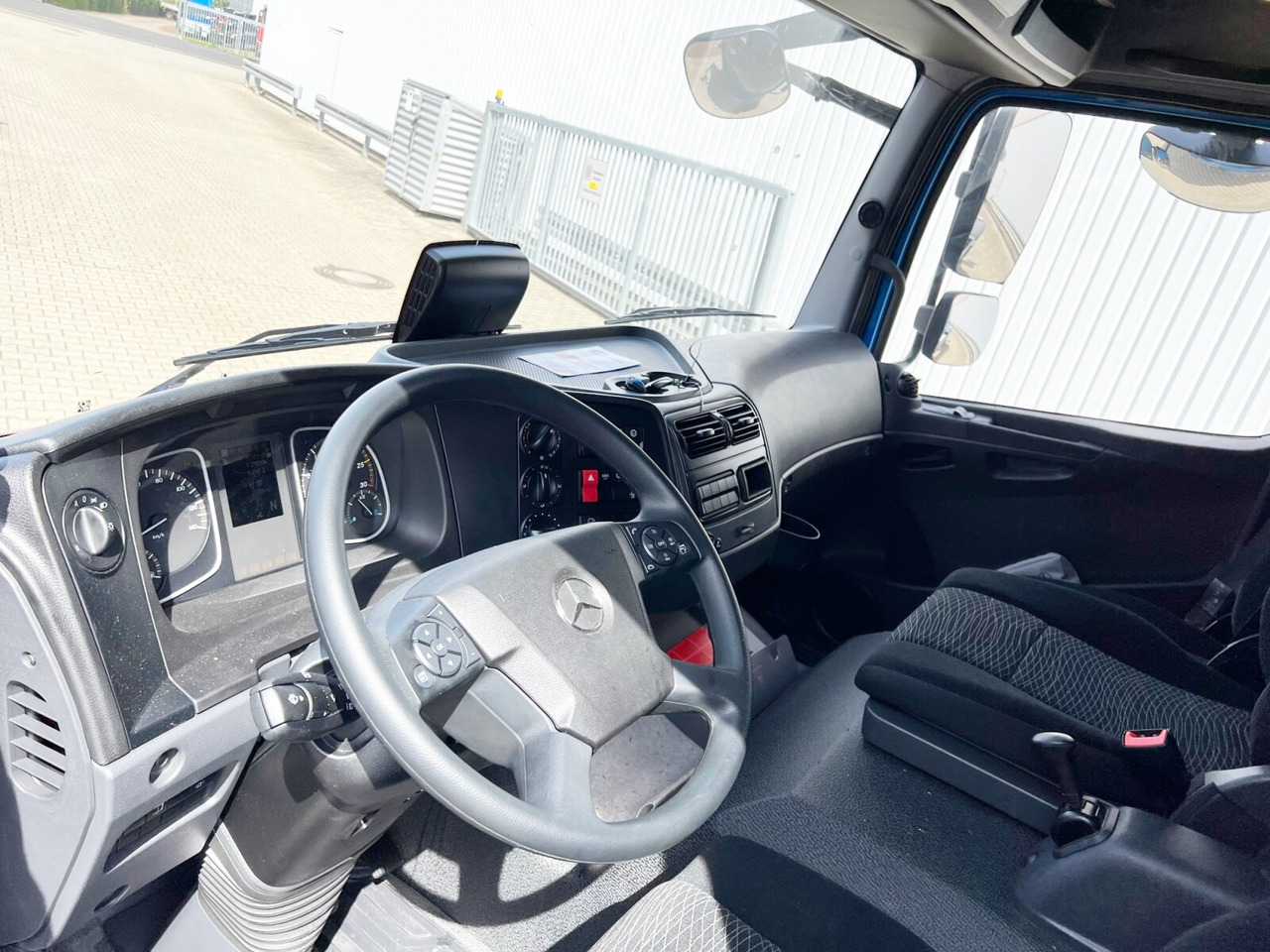 Mercedes-Benz Atego 1324/27 A 4x4 Atego 1324/27 A 4x4, Nebenantrieb - Fahrgestell LKW: das Bild 2 Mercedes-Benz Atego 1324/27 A 4x4 Atego 1324/27 A 4x4, Nebenantrieb - Fahrgestell LKW: das Bild 2