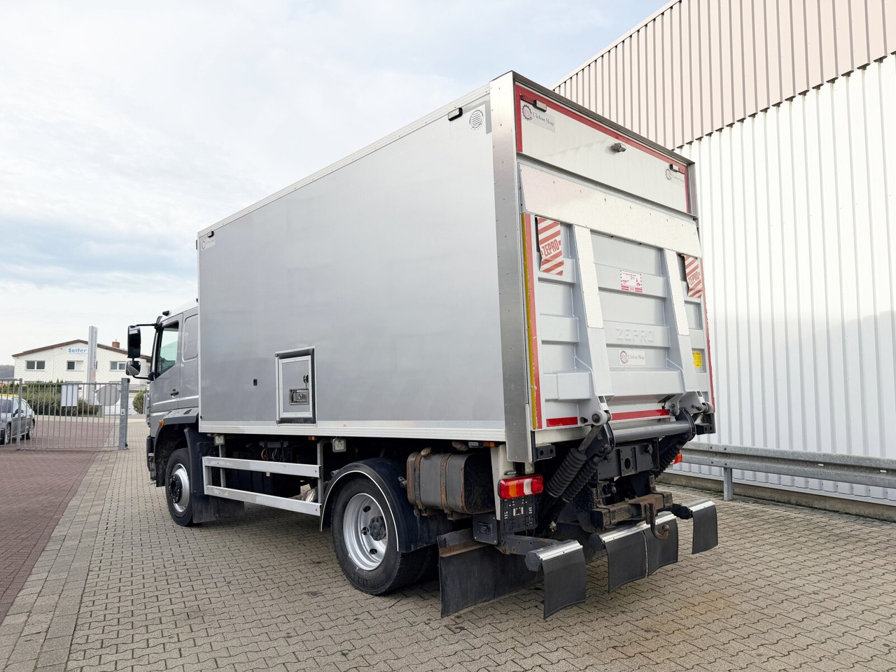 Mercedes-Benz Atego 1330 4x4 Atego 1330 4x4, Iso-Koffer mit Heizung, LBW - Koffer LKW: das Bild 3 Mercedes-Benz Atego 1330 4x4 Atego 1330 4x4, Iso-Koffer mit Heizung, LBW - Koffer LKW: das Bild 3