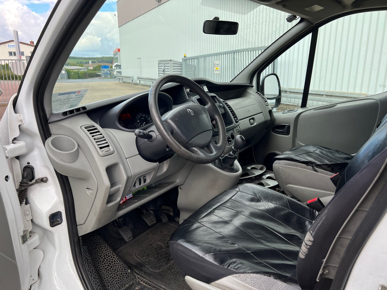 Renault Trafik 2.0 dCi115 4x2 Trafik 2.0 dCi115 4x2, Krankentransporter - Krankenwagen: das Bild 5 Renault Trafik 2.0 dCi115 4x2 Trafik 2.0 dCi115 4x2, Krankentransporter - Krankenwagen: das Bild 5