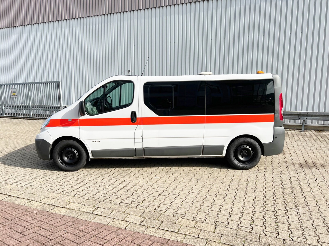 Renault Trafik 2.0 dCi115 4x2 Trafik 2.0 dCi115 4x2, Krankentransporter - Krankenwagen: das Bild 4 Renault Trafik 2.0 dCi115 4x2 Trafik 2.0 dCi115 4x2, Krankentransporter - Krankenwagen: das Bild 4
