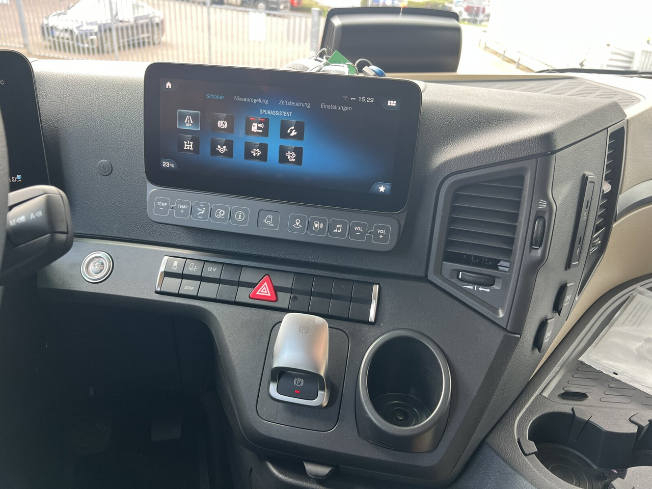 Mercedes-Benz Actros 3363 LS 6x4 Actros 3363 LS 6x4, Retarder, SoloStar, MultimediaCockpit, Navi, LED - Sattelzugmaschine: das Bild 5 Mercedes-Benz Actros 3363 LS 6x4 Actros 3363 LS 6x4, Retarder, SoloStar, MultimediaCockpit, Navi, LED - Sattelzugmaschine: das Bild 5