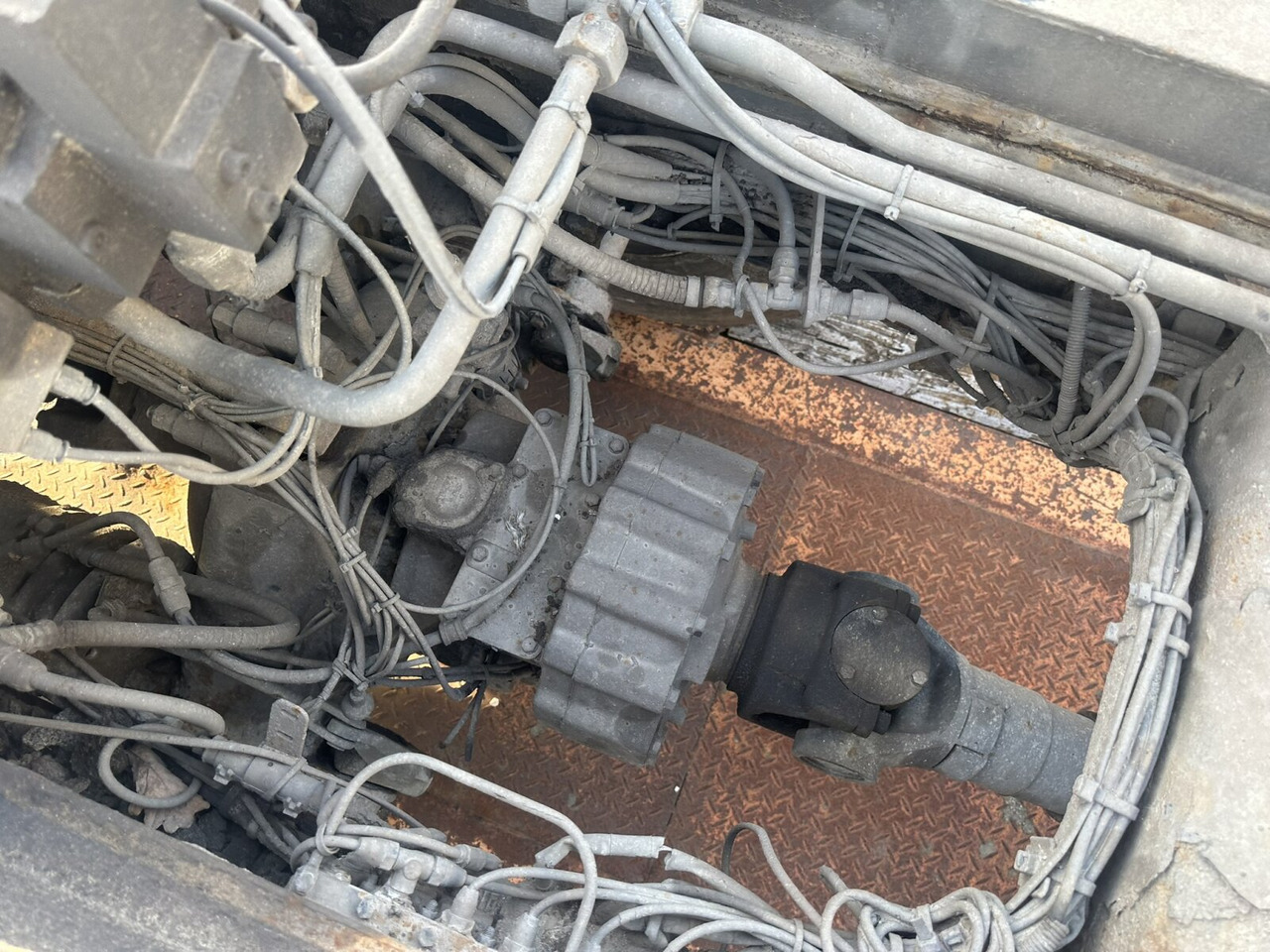 Scania 124C 400 6x6 124C 400 6x6 - Fahrgestell LKW: das Bild 2 Scania 124C 400 6x6 124C 400 6x6 - Fahrgestell LKW: das Bild 2