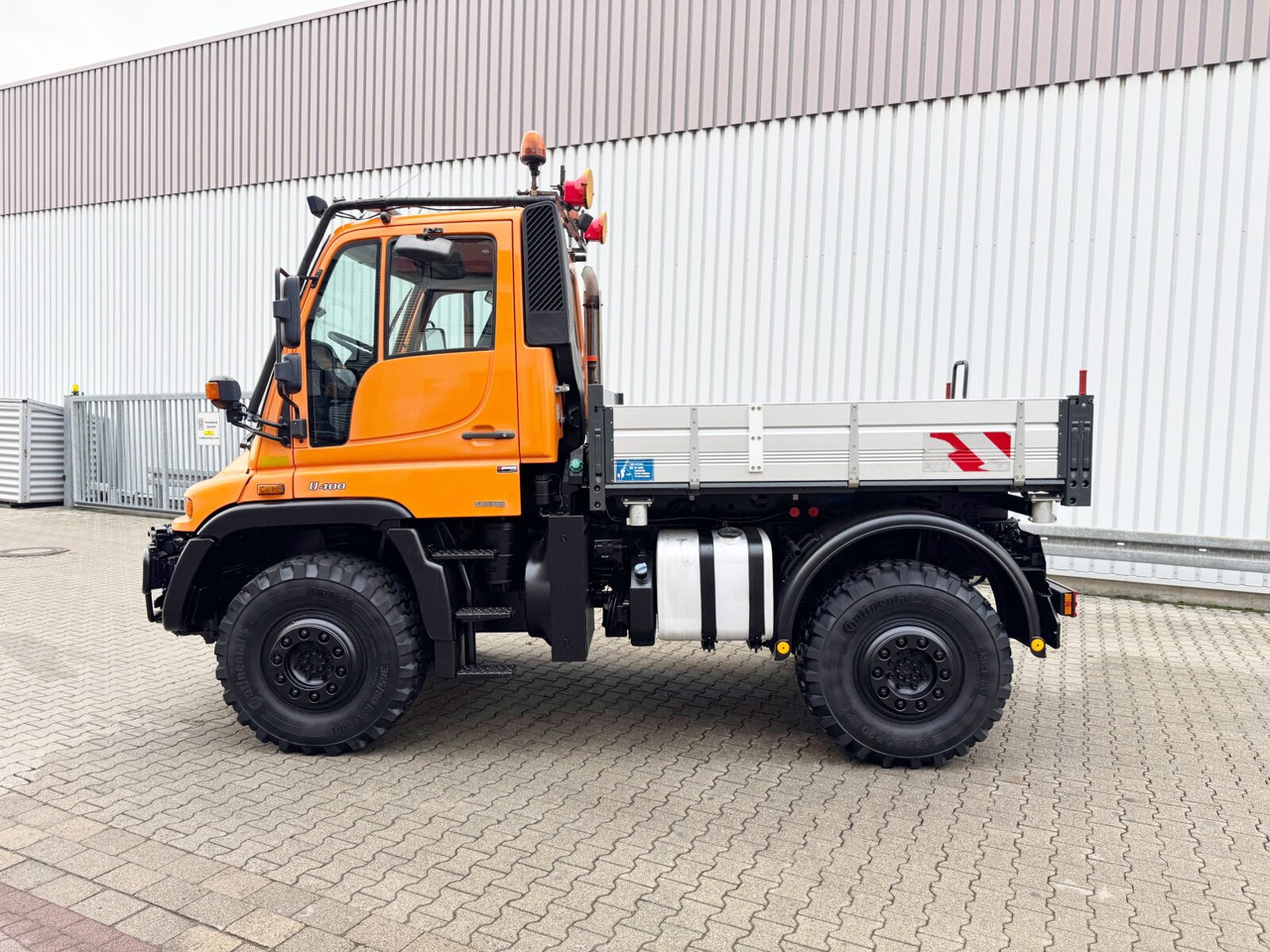 Unimog U 400 405/12 4x4 U 400 405/12 4x4, Kipper, Kommunalhydraulik, VarioPilot, Zapfwelle - Transporter: das Bild 2 Unimog U 400 405/12 4x4 U 400 405/12 4x4, Kipper, Kommunalhydraulik, VarioPilot, Zapfwelle - Transporter: das Bild 2