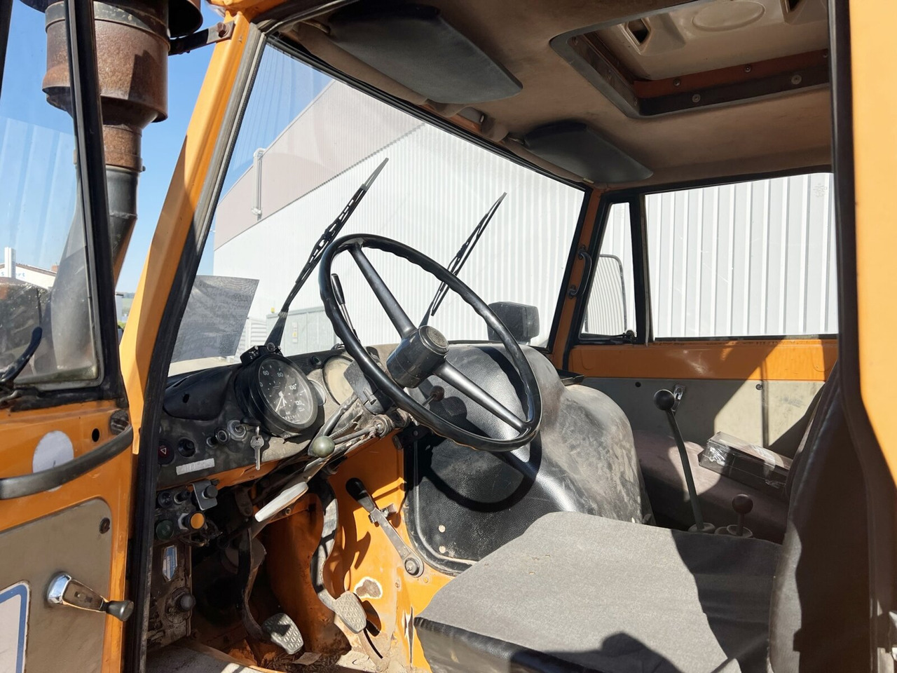 Innenraum Bild 1: Unimog U84 406 4x4 U84 406 4x4, Kommunalhydraulik, Zapfwelle vorn & hinten, EX-Kommune - Leasing Unimog U84 406 4x4 U84 406 4x4, Kommunalhydraulik, Zapfwelle vorn & hinten, EX-Kommune