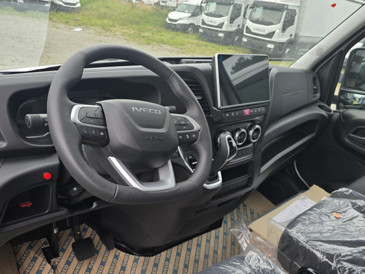 IVECO DAILY 35S18HA8 Blache mit Ladebordwand - Planen Transporter: das Bild 2 IVECO DAILY 35S18HA8 Blache mit Ladebordwand - Planen Transporter: das Bild 2
