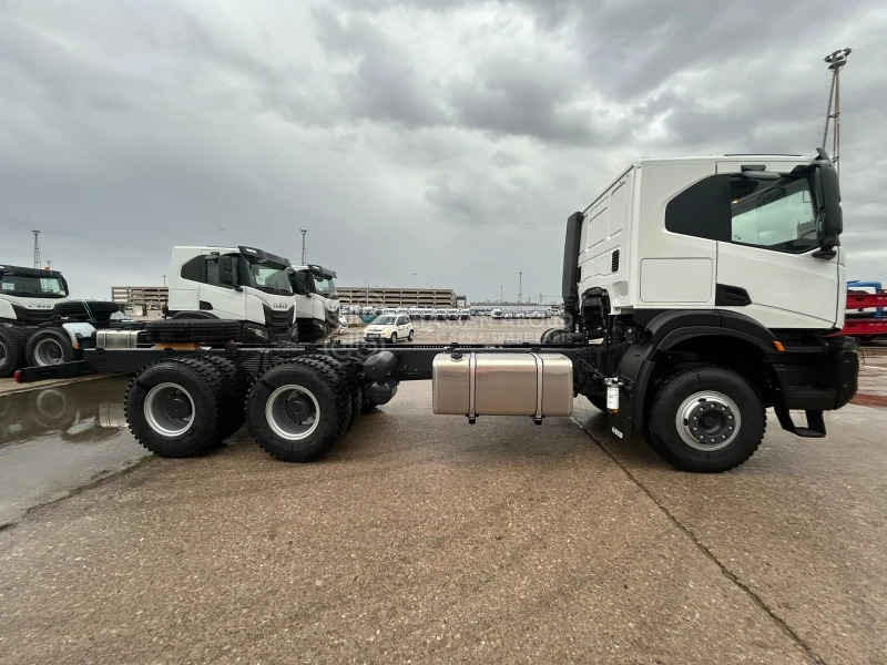 Iveco T-WAY AT380T43H 6x4 R20 Tyres Chassis - Barcelona Stock - Fahrgestell LKW: das Bild 2 Iveco T-WAY AT380T43H 6x4 R20 Tyres Chassis - Barcelona Stock - Fahrgestell LKW: das Bild 2