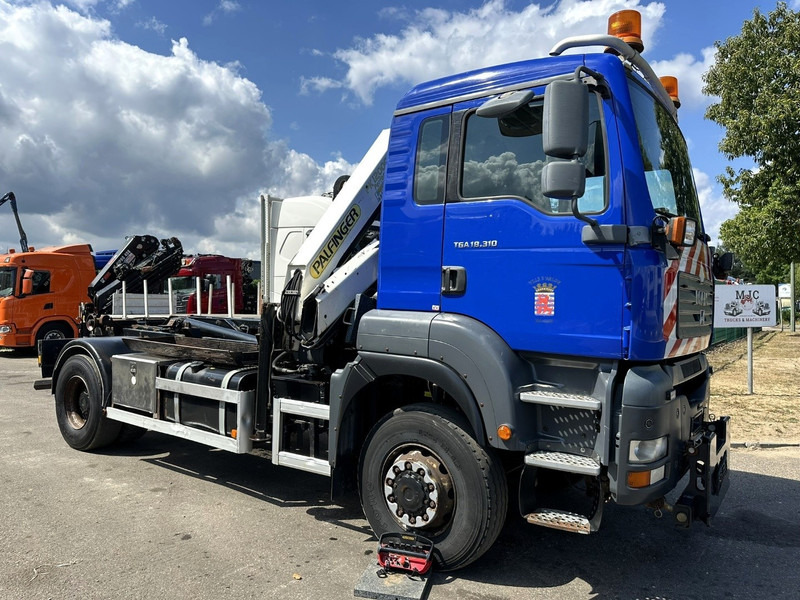MAN TGA 18.310 4x4 HOOKLIFT + CRANE PALFINGER PK12000 - RADIO - ROTATOR - STEEL SPRING / HUB REDUCTION - MANUAL ZF - BE TRUCK - Abrollkipper, Autokran: das Bild 2 MAN TGA 18.310 4x4 HOOKLIFT + CRANE PALFINGER PK12000 - RADIO - ROTATOR - STEEL SPRING / HUB REDUCTION - MANUAL ZF - BE TRUCK - Abrollkipper, Autokran: das Bild 2
