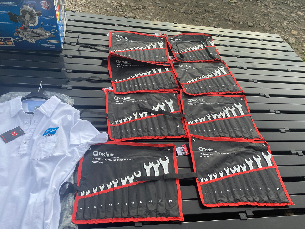 Norton, Dedra ukośnica, zestaw kluczy, lampa z czujnikiem, koszulka Polo - Andere Technik: das Bild 3 Norton, Dedra ukośnica, zestaw kluczy, lampa z czujnikiem, koszulka Polo - Andere Technik: das Bild 3