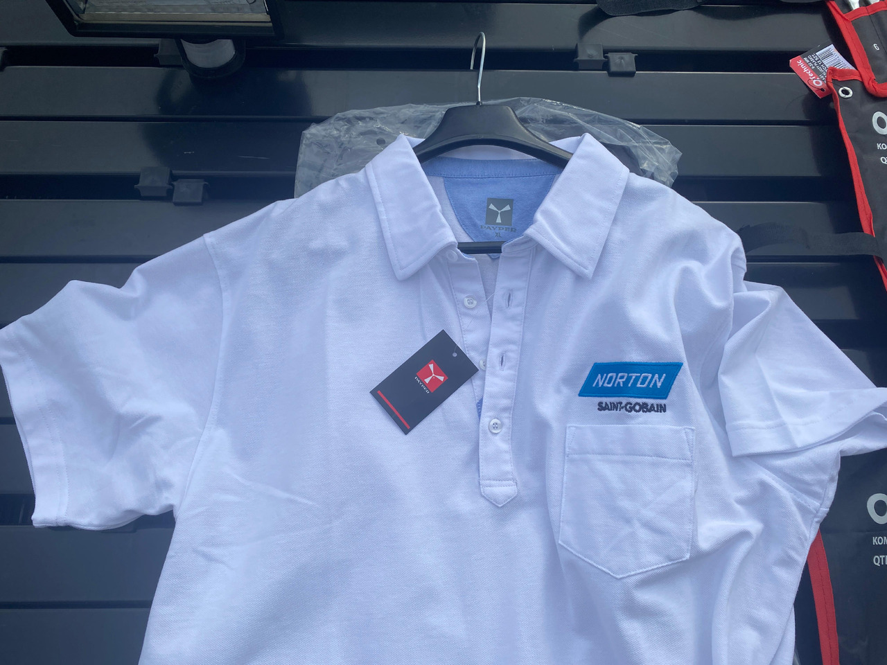 Norton, Dedra ukośnica, zestaw kluczy, lampa z czujnikiem, koszulka Polo - Andere Technik: das Bild 4 Norton, Dedra ukośnica, zestaw kluczy, lampa z czujnikiem, koszulka Polo - Andere Technik: das Bild 4