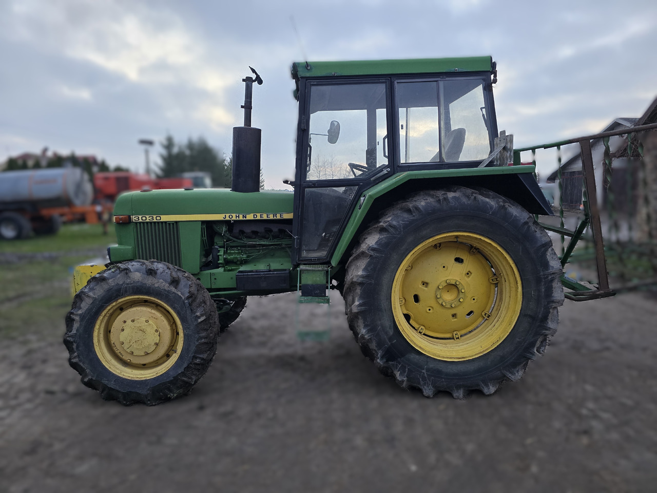 JOHN DEERE 3030E - Traktor: das Bild 4 JOHN DEERE 3030E - Traktor: das Bild 4