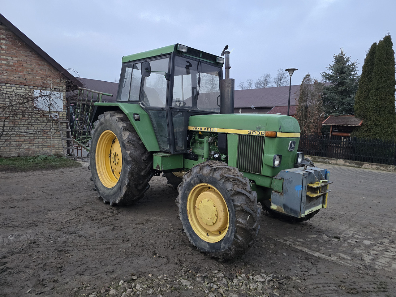 JOHN DEERE 3030E - Traktor: das Bild 2 JOHN DEERE 3030E - Traktor: das Bild 2