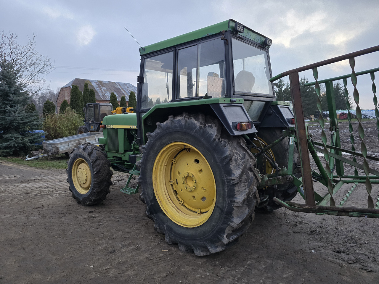 JOHN DEERE 3030E - Traktor: das Bild 5 JOHN DEERE 3030E - Traktor: das Bild 5