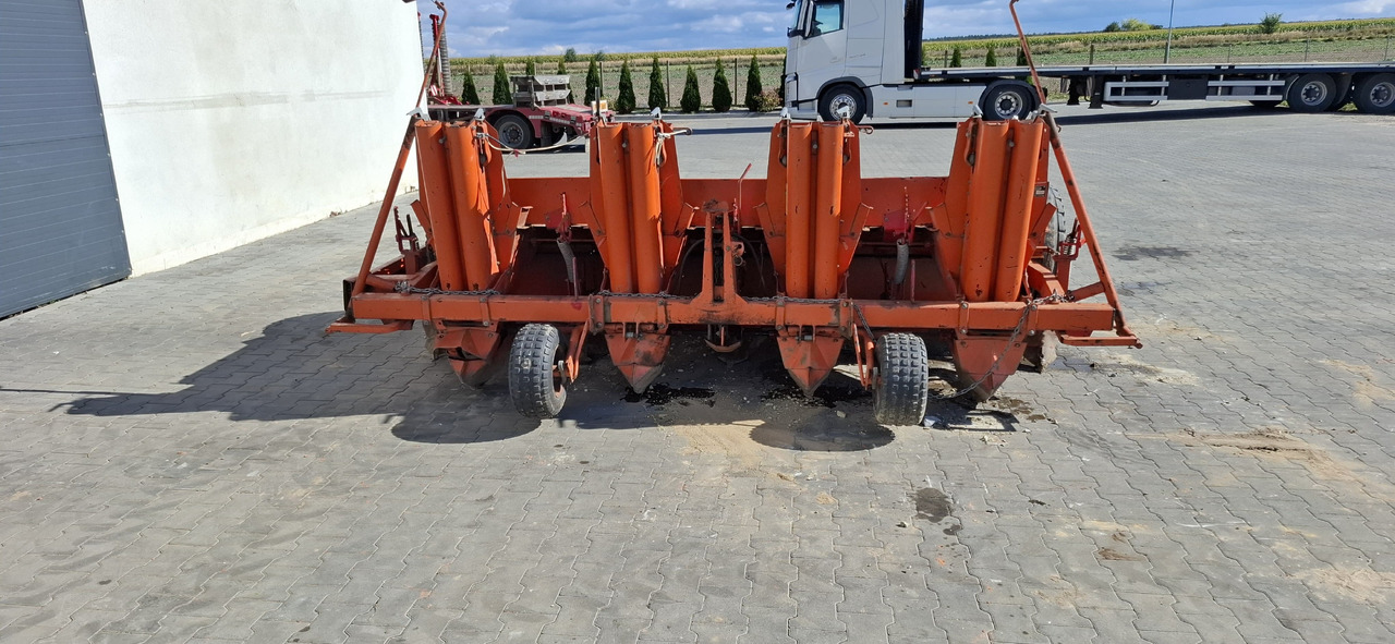 UDERHAUG 351 - Kartoffellegemaschine: das Bild 1 UDERHAUG 351 - Kartoffellegemaschine: das Bild 1