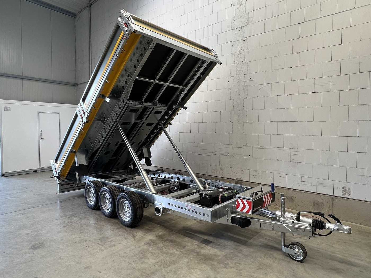 BRIAN_JAMES Cargo Tipper 2 3-Achser Rückwärtskipper - Kipper Anhänger: das Bild 2 BRIAN_JAMES Cargo Tipper 2 3-Achser Rückwärtskipper - Kipper Anhänger: das Bild 2