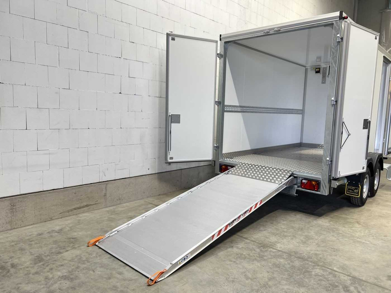 VEZEKO TK C 30.35 KH Rampe ausziehbar Kühlanhänger - Kühlkoffer Anhänger: das Bild 4 VEZEKO TK C 30.35 KH Rampe ausziehbar Kühlanhänger - Kühlkoffer Anhänger: das Bild 4