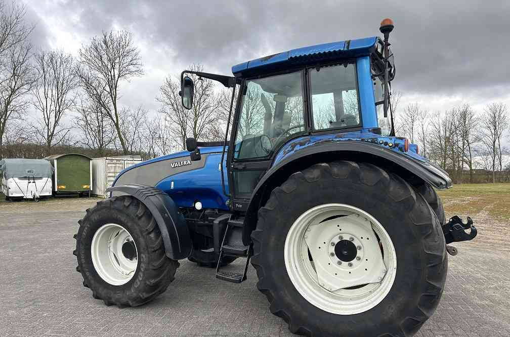 Valtra T130 - Traktor: das Bild 2 Valtra T130 - Traktor: das Bild 2
