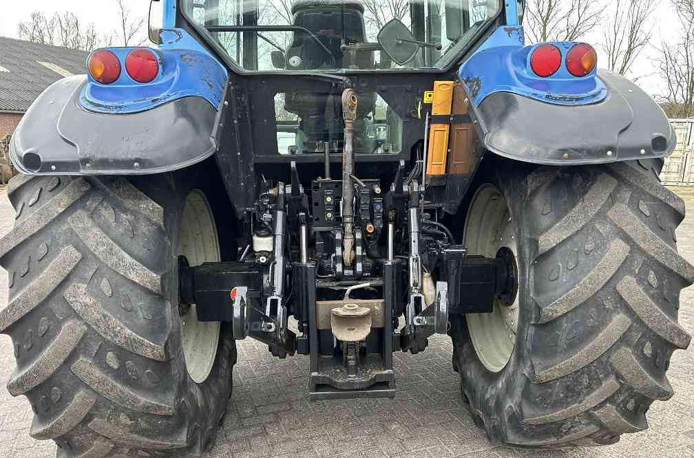 Valtra T130 - Traktor: das Bild 3 Valtra T130 - Traktor: das Bild 3