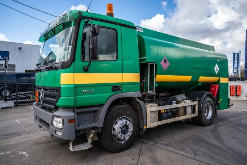 Mercedes ACTROS 1832 +12.000 L/3 comp. - Tankwagen: das Bild 1 Mercedes ACTROS 1832 +12.000 L/3 comp. - Tankwagen: das Bild 1