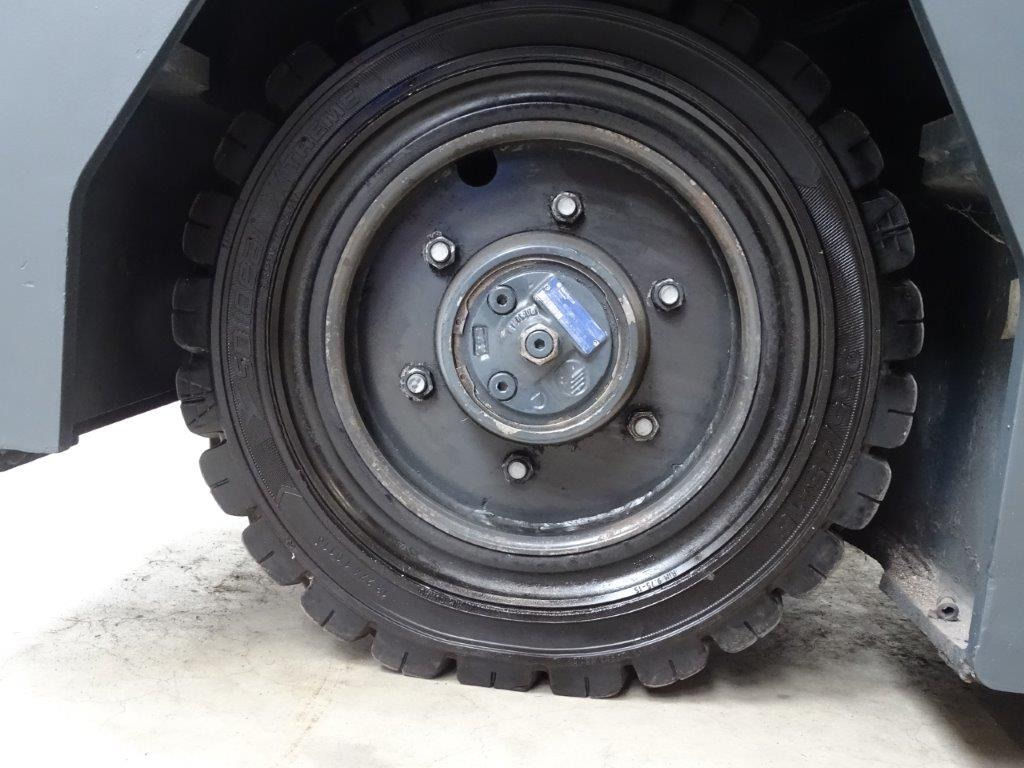 Combilift ESL5067 - REIFEN SE -TRIPLEX - Vierwegstapler: das Bild 2 Combilift ESL5067 - REIFEN SE -TRIPLEX - Vierwegstapler: das Bild 2