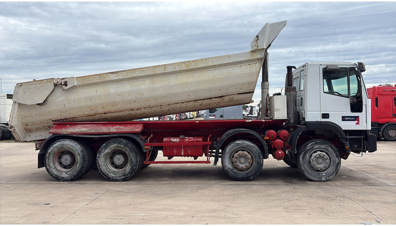 Iveco Eurotrakker 260 E32 (GRAND PONT / LAMES / POMPE MANUELLE / 8X4 / CURSOR 8) - Kipper: das Bild 4 Iveco Eurotrakker 260 E32 (GRAND PONT / LAMES / POMPE MANUELLE / 8X4 / CURSOR 8) - Kipper: das Bild 4